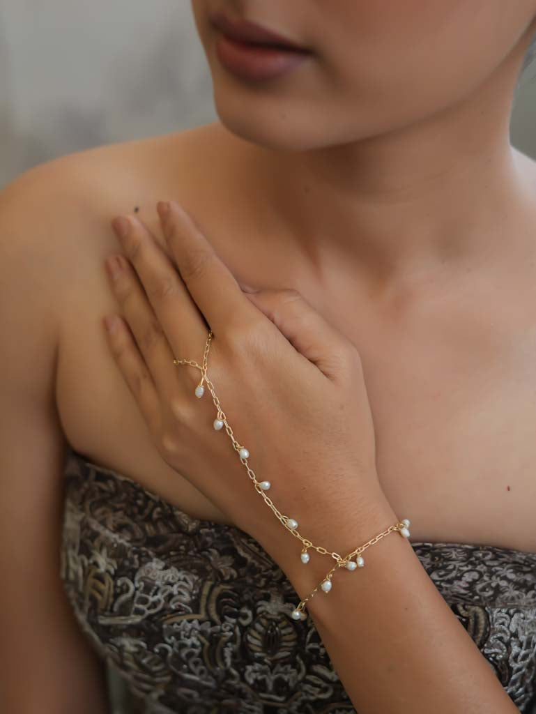 Claire Pearl Bracelet