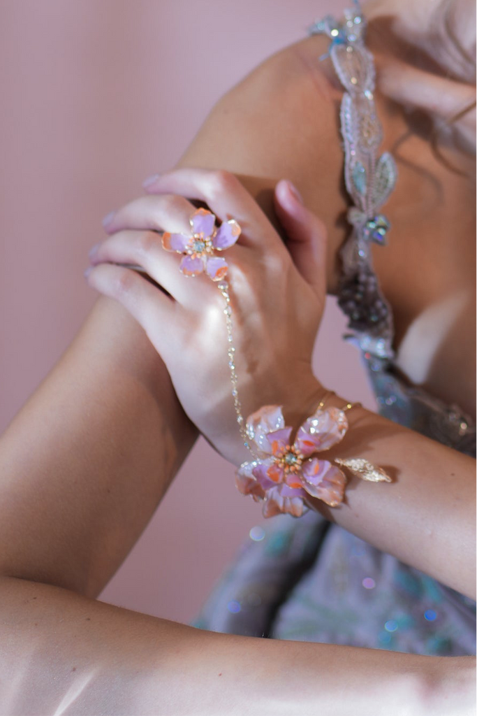 Abigail Haathphool(1 Piece)