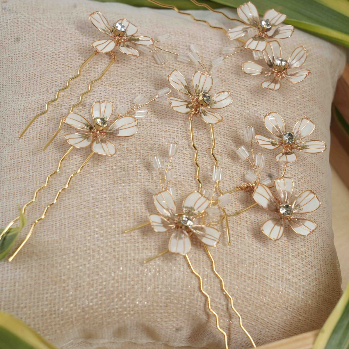 Apuni Pins – Floristaa